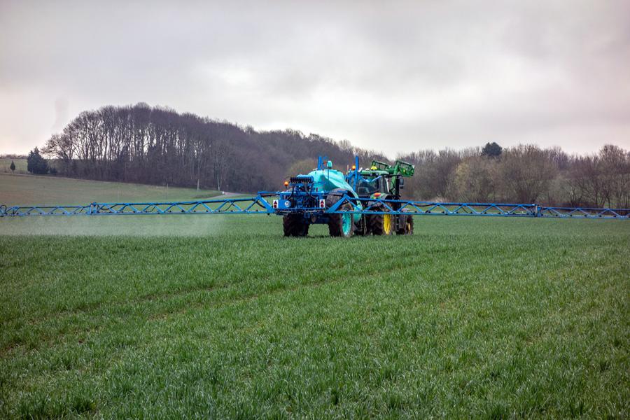 Tractor fertiliser image